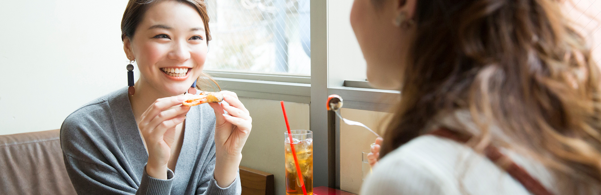 治療中も笑顔に自信が持てる目立たないマウスピース矯正インビザライン